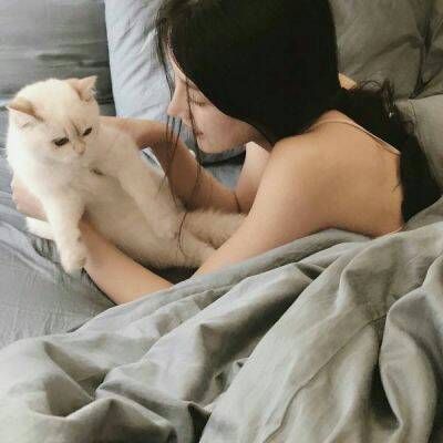 18张高清抱猫女生头像 温柔又治愈的微信头像合集