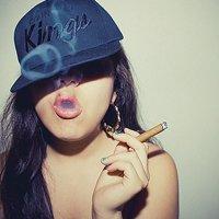 女生吐烟圈头像合集 18张好看的女生抽烟头像