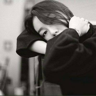 黑白伤感女生头像合集 12张高清颓废孤独风格女头