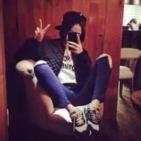 26张盘腿坐姿女生头像合集 适合当头像用
