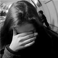 23张黑白女生流泪伤感头像 把难过藏在画面里