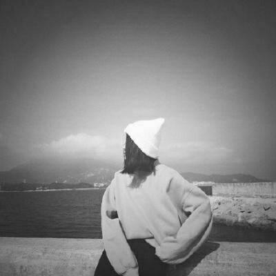 12张高清伤感女生黑白头像 快存起来用