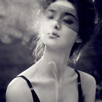 女生吐烟圈头像合集 18张好看的女生抽烟头像