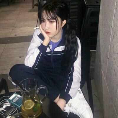 霸气拽酷！11张女生抽烟高清头像合集