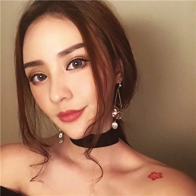 22张高清露肩性感女生头像 好看的女生头像合集