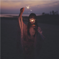 女生手持烟花的QQ头像来啦！12张氛围感拉满的唯美头像