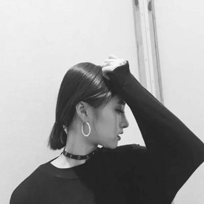 16张氛围感拉满的女生黑白伤感QQ头像