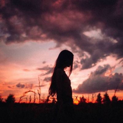 9张高清真人背影丧系女头 氛围感拉满的唯美头像合集