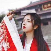 红衣持扇古风女生单张头像分享