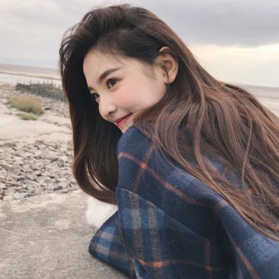 18张高清长发披肩女生头像 氛围感拉满的唯美款
