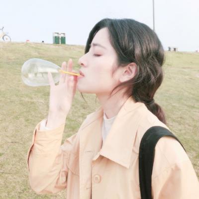 19张简约干净的白色系小清新女生头像合集