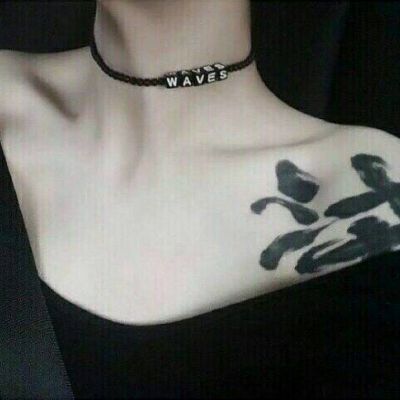 女生露锁骨QQ头像合集！7张高清性感露肩锁骨女生头像