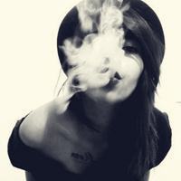 女生吐烟圈头像合集 18张好看的女生抽烟头像
