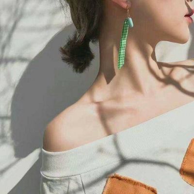 女生露锁骨QQ头像合集！7张高清性感露肩锁骨女生头像