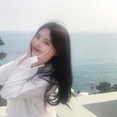 19张简约干净的白色系小清新女生头像合集