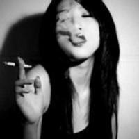 女生吐烟圈头像合集 18张好看的女生抽烟头像