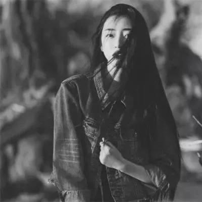 16张氛围感拉满的女生黑白伤感QQ头像