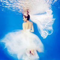 氛围感拉满！23张水中穿婚纱的女生头像合集