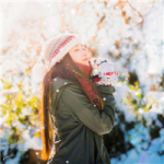 15张雪中女生QQ头像 氛围感拉满的雪景女生头像合集