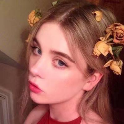 这里是来自小脸头像网的欧美高冷女生头像合集页面，页面内共整理了17张高清好看的欧美风格高冷女生头像，支持大图、小图、方图、圆图四种浏览模式，同时提供分页浏览功能，还附带了相关标签推荐与其他同类头像链接。