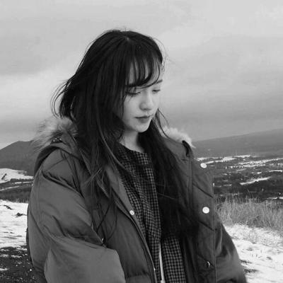 12张高清黑白孤独伤感女生头像合集