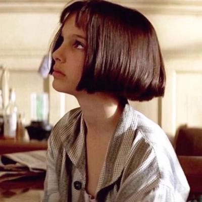 这里是来自小脸头像网的欧美高冷女生头像合集页面，页面内共整理了17张高清好看的欧美风格高冷女生头像，支持大图、小图、方图、圆图四种浏览模式，同时提供分页浏览功能，还附带了相关标签推荐与其他同类头像链接。