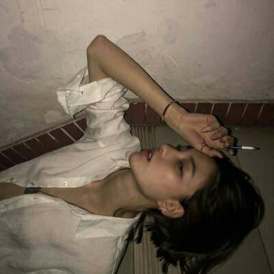 霸气拽酷！11张女生抽烟高清头像合集