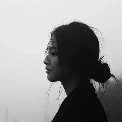 16张氛围感拉满的女生黑白伤感QQ头像