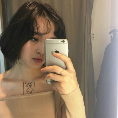 女生对着镜子用手机自拍的高清头像合集 共34张好看的镜拍女生头像