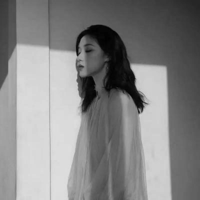 12张高清黑白孤独伤感女生头像合集