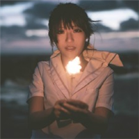 女生手持烟花的QQ头像来啦！12张氛围感拉满的唯美头像