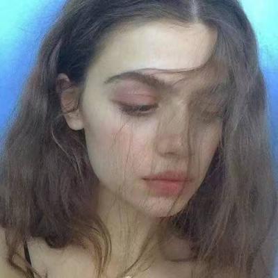 这里是来自小脸头像网的欧美高冷女生头像合集页面，页面内共整理了17张高清好看的欧美风格高冷女生头像，支持大图、小图、方图、圆图四种浏览模式，同时提供分页浏览功能，还附带了相关标签推荐与其他同类头像链接。