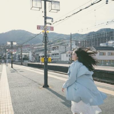 21张高清有质感的女生背影头像 简约气质拉满