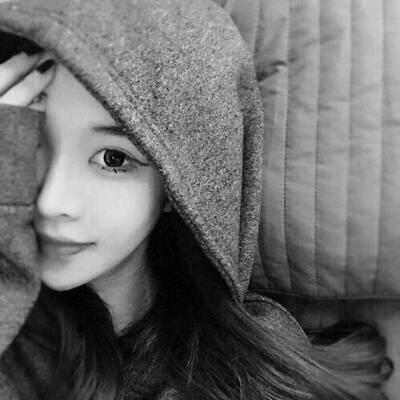 13张高清黑白伤感女生头像 氛围感拉满