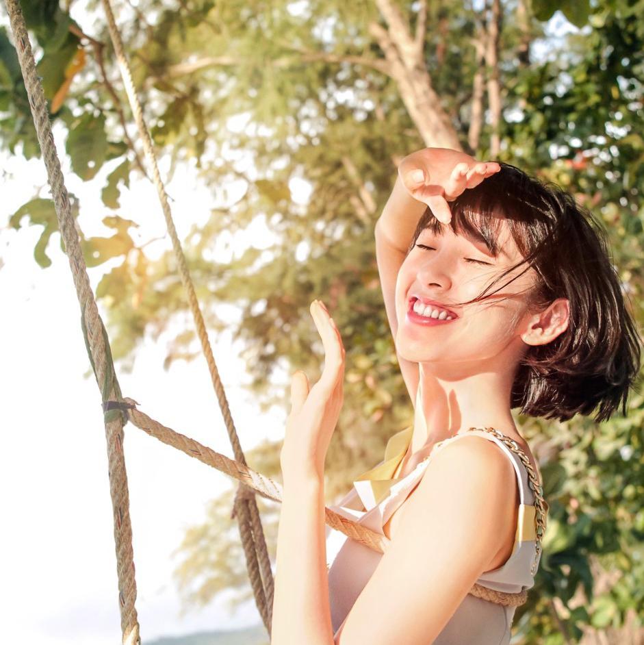 秋千上的元气少女头像，单张高清图分享