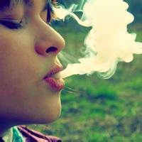 女生吐烟圈头像合集 18张好看的女生抽烟头像