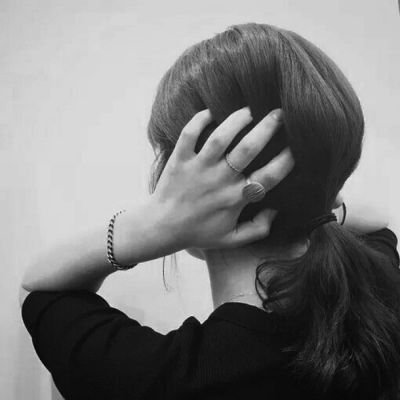 24张高清伤感黑白女头像合集，主打有意境的女生黑白头像素材，来自小脸头像网的女生头像分类页面。