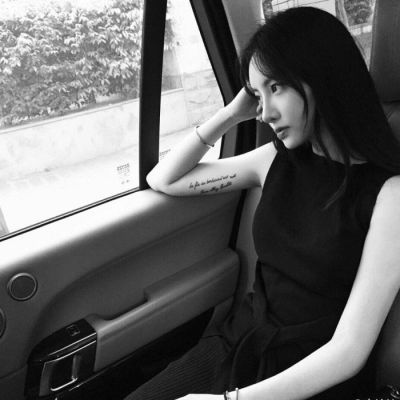 24张高清伤感黑白女头像合集，主打有意境的女生黑白头像素材，来自小脸头像网的女生头像分类页面。