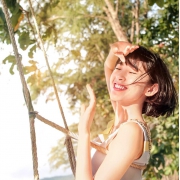 秋千上的元气少女头像，单张高清图分享