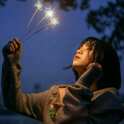 手拿烟花的唯美女生头像 共11张素材分享