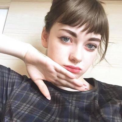 这里是来自小脸头像网的欧美高冷女生头像合集页面，页面内共整理了17张高清好看的欧美风格高冷女生头像，支持大图、小图、方图、圆图四种浏览模式，同时提供分页浏览功能，还附带了相关标签推荐与其他同类头像链接。