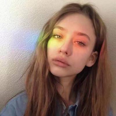 这里是来自小脸头像网的欧美高冷女生头像合集页面，页面内共整理了17张高清好看的欧美风格高冷女生头像，支持大图、小图、方图、圆图四种浏览模式，同时提供分页浏览功能，还附带了相关标签推荐与其他同类头像链接。