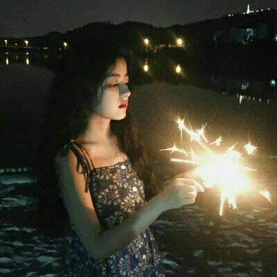 手拿烟花的唯美女生头像 共11张素材分享