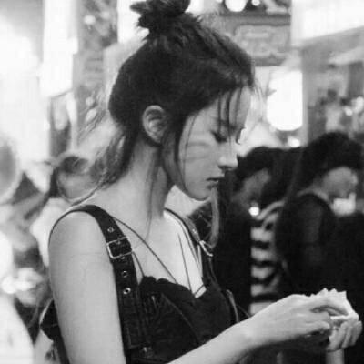 12张高清伤感女生黑白头像 快存起来用