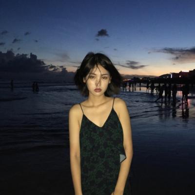 19张高清好看的女生海边头像合集