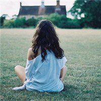 20张盘腿女生背影头像合集 免费下载