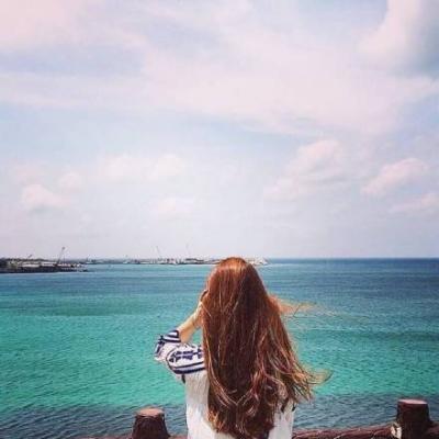 女生面朝大海的背影头像合集 21张高清好看的海边女生背影头像