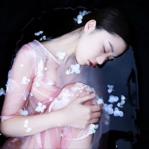 20张高清伤感抱膝女生头像 氛围感拉满的唯美女生头像