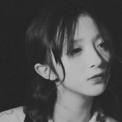 12张高清伤感女生黑白头像 快存起来用