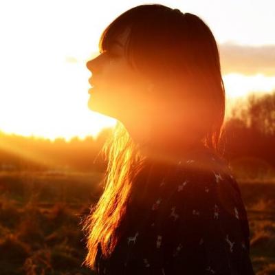 17张高清有气质的唯美女生背影头像